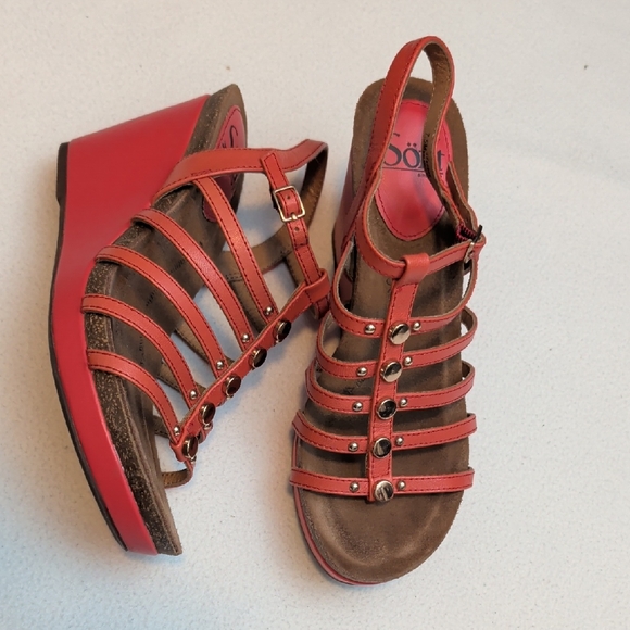Sofft Shoes - Sofft Strappy Coral Wedge Sandals w/ Gold Embellishments - Size 7.5